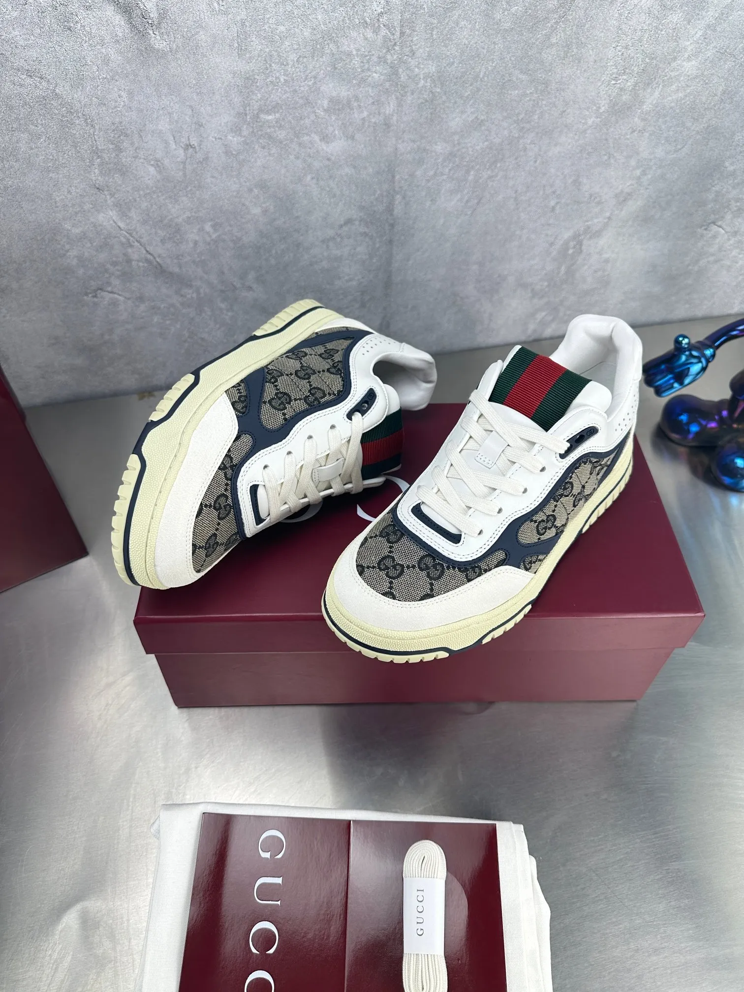 👟👟Ex-factory price 600👟👟 Gucci's latest hot-selling series of high and low-cut distressed couple's sneakers are shipped. The original version is purchased, developed and manufactured. This high-low top sneaker adopts a basketball-style silhouette design, cleverly integrated with hollow panels and distressed effects, showing its unique ingenuity. The ingenuity incorporates brand logo details such as interlocking Double G styling accessories and Gucci lettering, a low-key tribute to the brand's design heritage. Exquisite packaging at the delivery counter 🛍📦 ▪️ Fabric: Original customized imported first-layer cowhide ▪️ Inner lining: Imported first-layer cowhide ▪️ Sole: Original molded TPU sole ▪️ Sole thickness: 3cm ▪️ Size: 35-46 (Male 38 46 customized)
